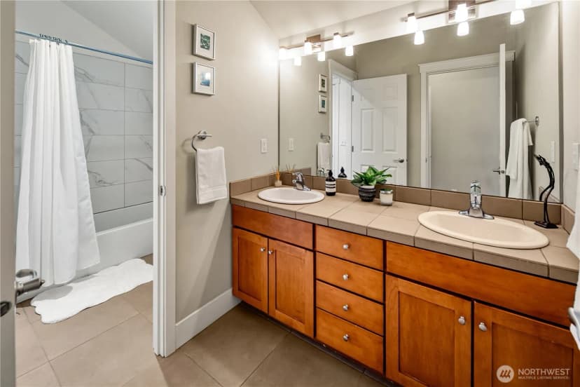 Property photo for 128 B 25th Avenue E, Seattle photo 14