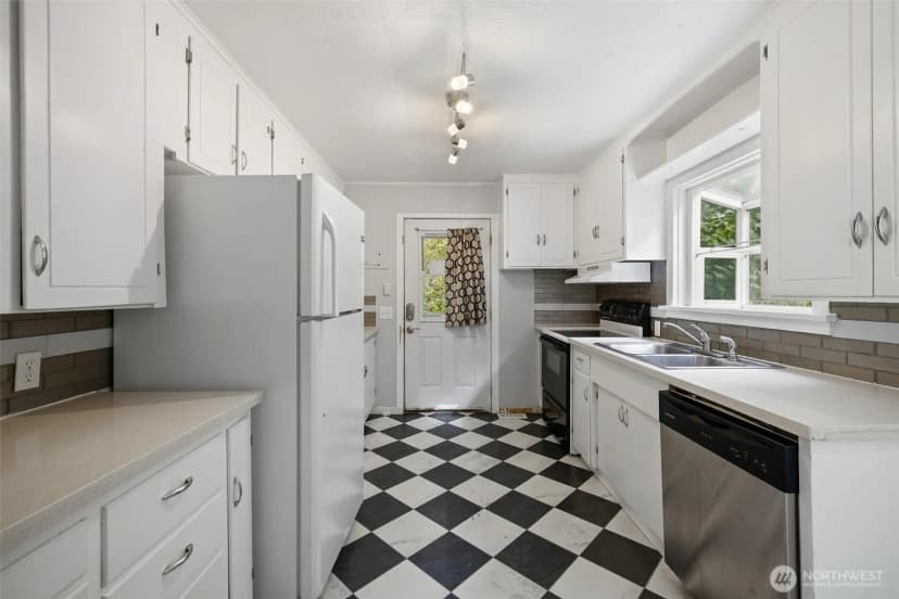 Property photo for 4125 Tracyton Beach Road Nw, Bremerton photo 8