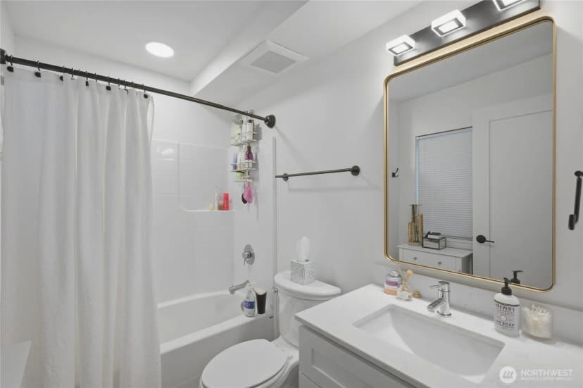 Property photo for 4259 Greenwood Avenue N, Seattle photo 15
