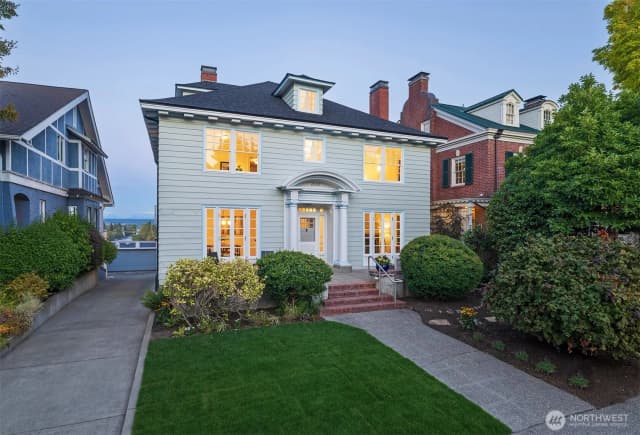 Property photo for 2822 10th Avenue E, Seattle photo 2