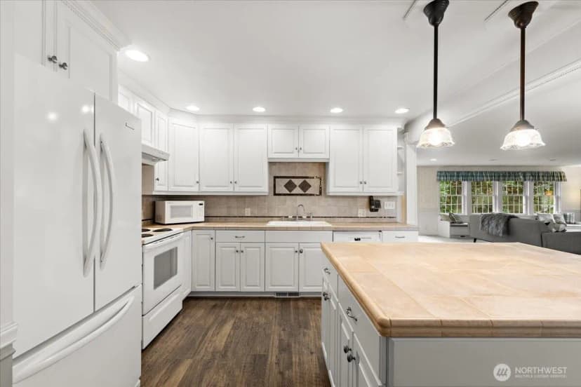 Property photo for 10231 41st Avenue Sw, Seattle photo 10