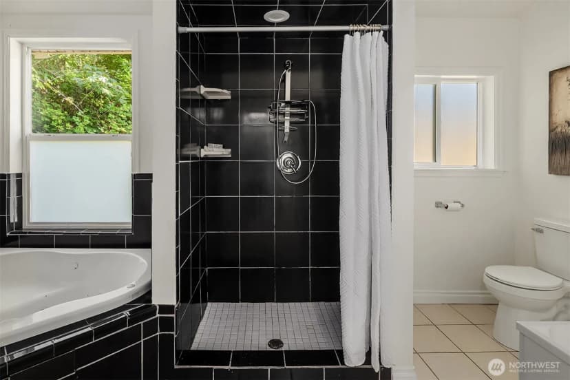 Property photo for 10218 Aqua Way S, Seattle photo 16