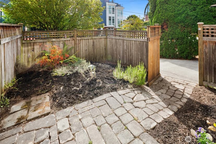 Property photo for 350 B Nw 76th Street, Seattle photo 2