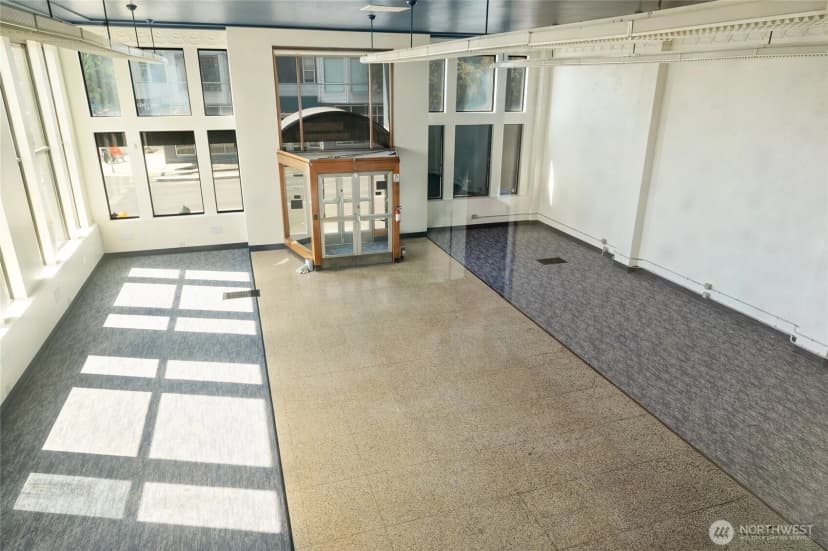 Property photo for 6300 Roosevelt Way Ne, Seattle photo 6