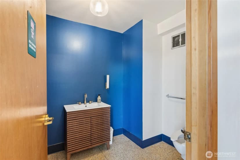 Property photo for 6300 Roosevelt Way Ne, Seattle photo 13