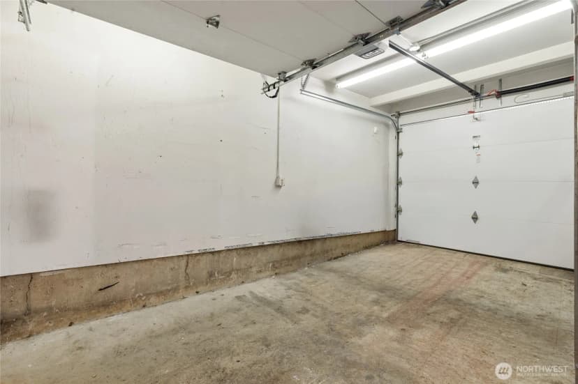 Property photo for 6300 Roosevelt Way Ne, Seattle photo 17