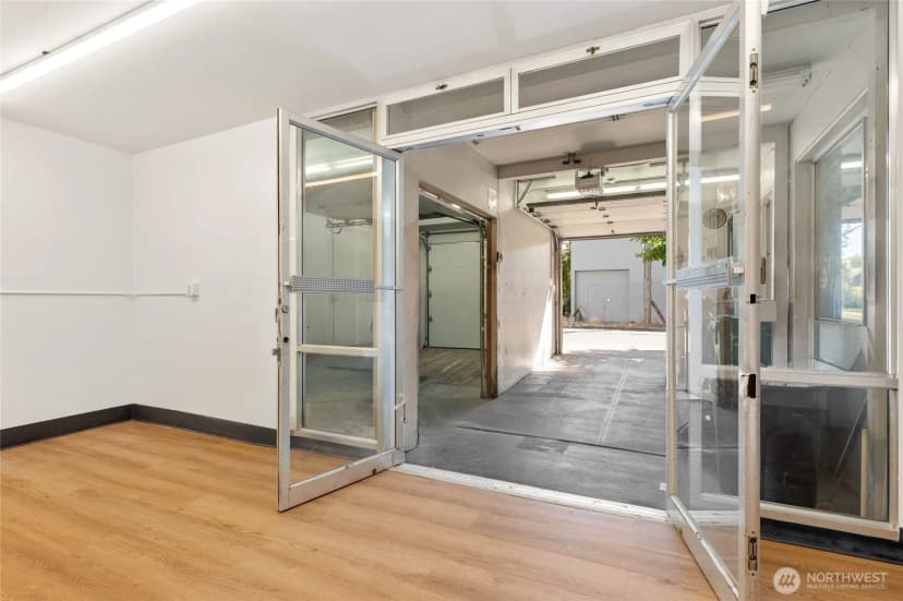 Property photo for 6300 Roosevelt Way Ne, Seattle photo 16