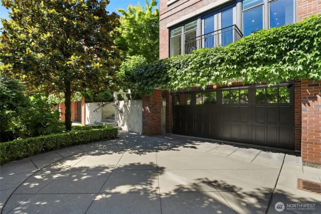Property photo for 719 Harvard Avenue E, Seattle photo 4