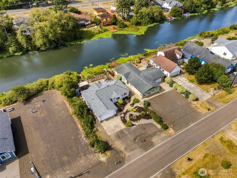Property photo for 365 Canal Drive Ne, Ocean Shores photo 25