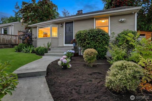 Property photo for 3243 22nd Avenue W, Seattle photo 2