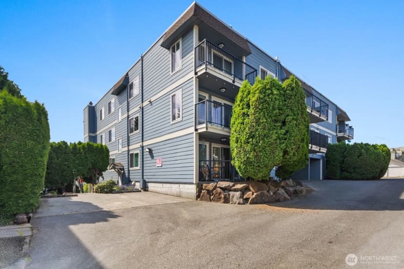Property photo for 10110 Greenwood Ave N #204, Seattle photo 16