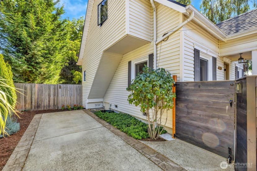 Property photo for 14332 Phinney Avenue N, Seattle photo 5
