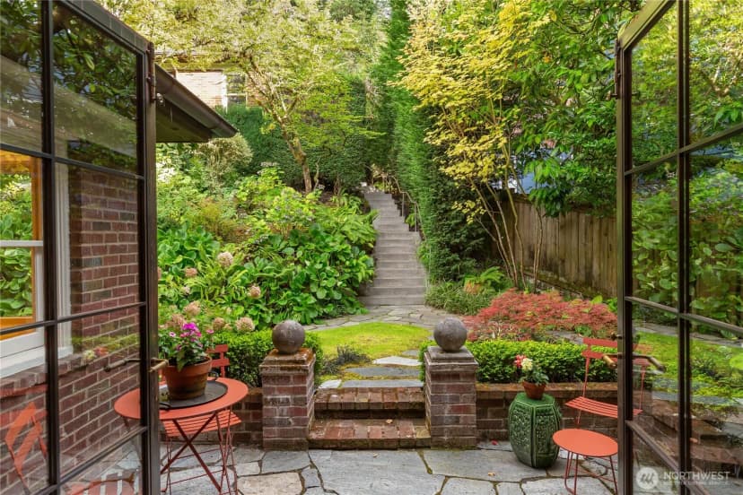 Property photo for 2306 Lake Park Drive S, Seattle photo 16