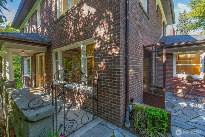 Property photo for 2306 Lake Park Drive S, Seattle photo 4