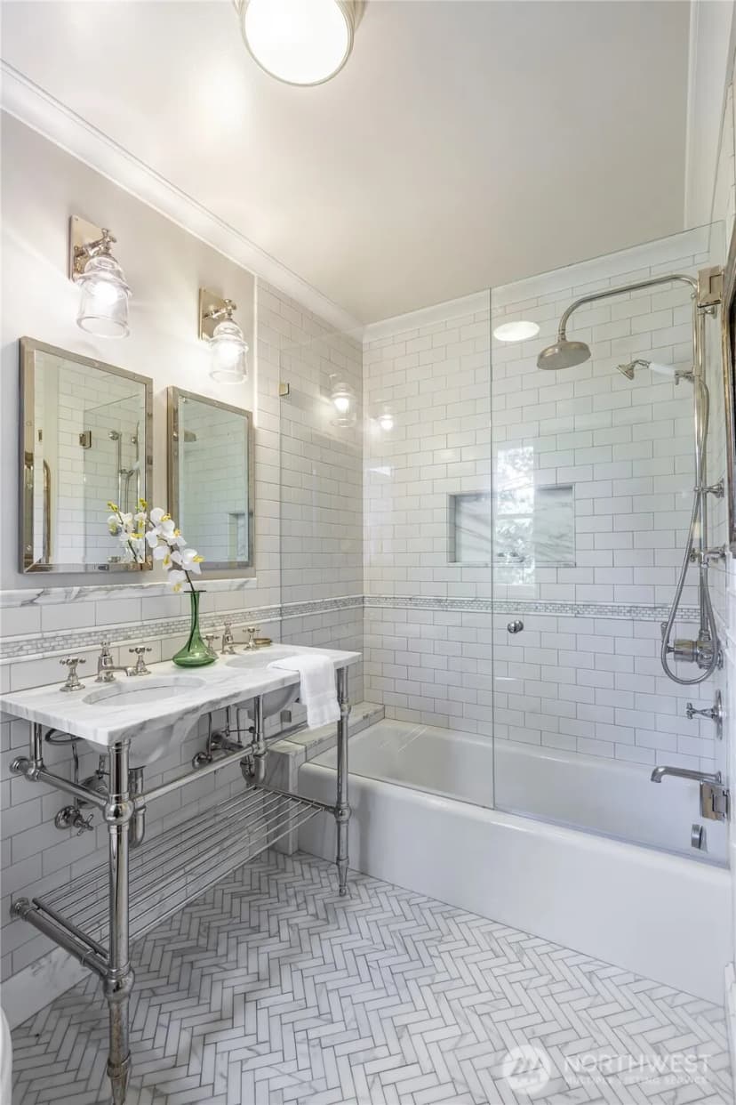 Property photo for 2306 Lake Park Drive S, Seattle photo 27