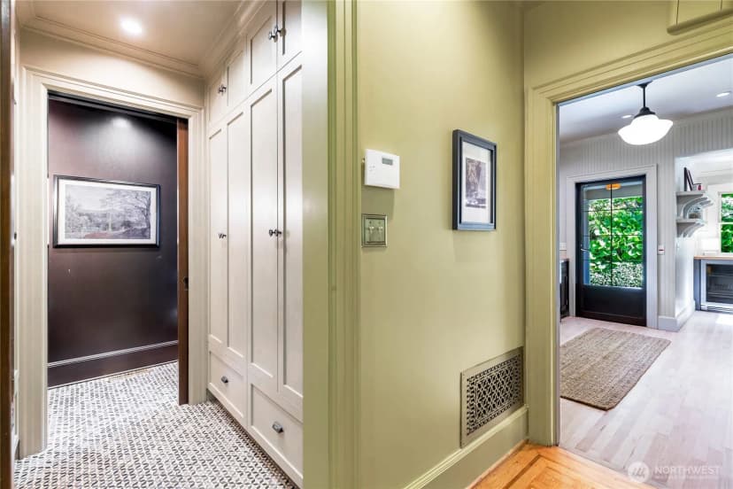 Property photo for 2306 Lake Park Drive S, Seattle photo 20