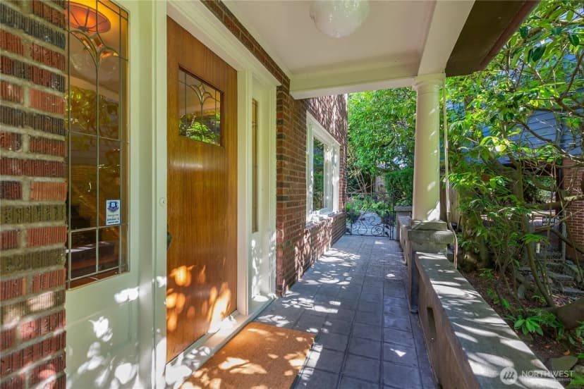 Property photo for 2306 Lake Park Drive S, Seattle photo 3