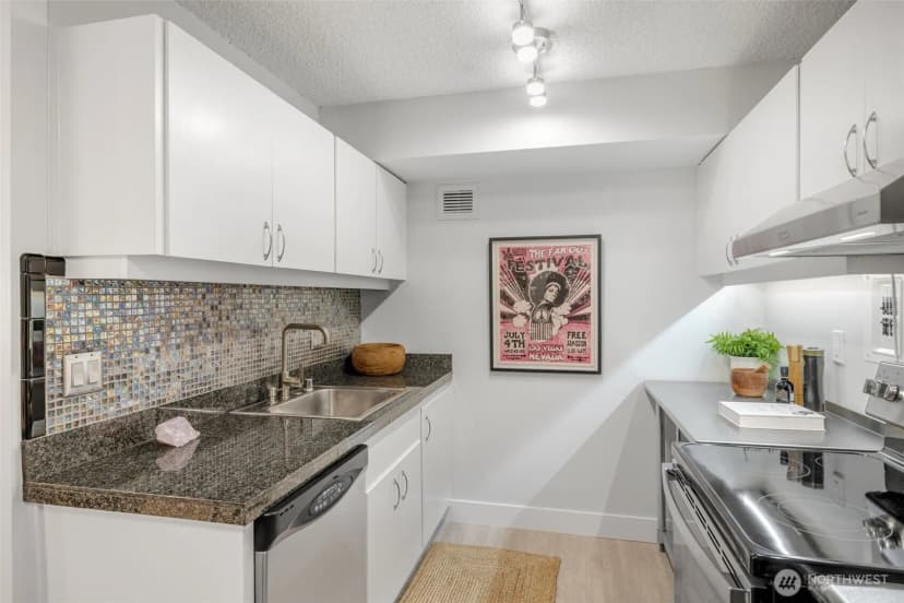 Property photo for 1200 Boylston Avenue #203, Seattle photo 11