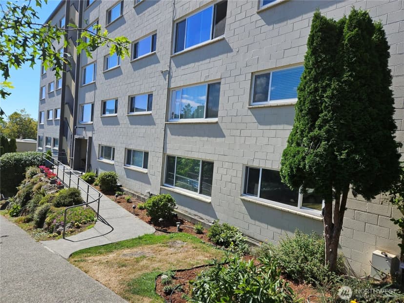 Property photo for 919 2nd Avenue W #407, Seattle photo 2