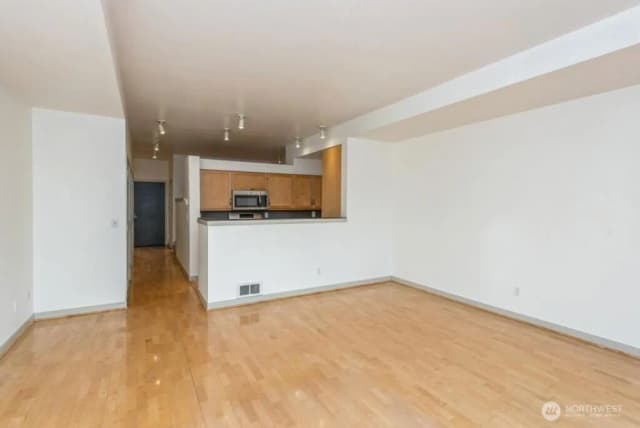 Property photo for 720 Queen Anne Avenue N #401, Seattle photo 5