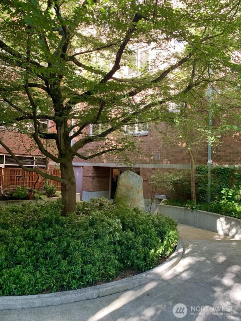 Property photo for 720 Queen Anne Avenue N #401, Seattle photo 13