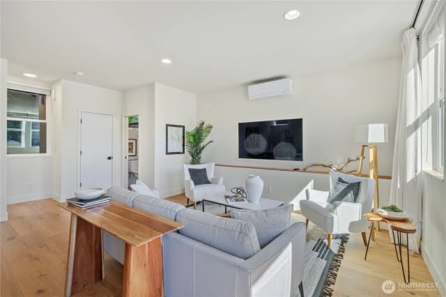 Property photo for 524 N 86th Street, Seattle photo 3