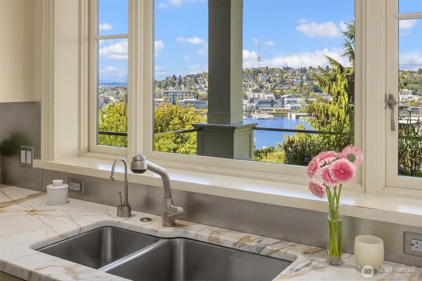 Property photo for 1065 Summit Avenue E, Seattle photo 8
