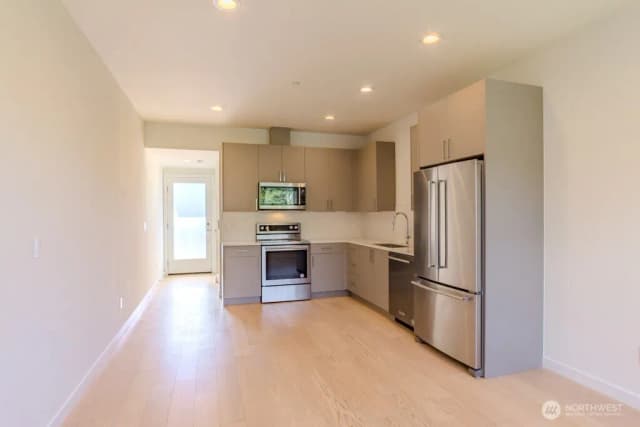 Property photo for 2513 13th Avenue S #e, Seattle photo 4