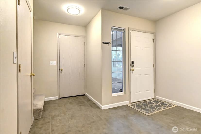 Property photo for 13700 56th Avenue Se, Everett photo 3