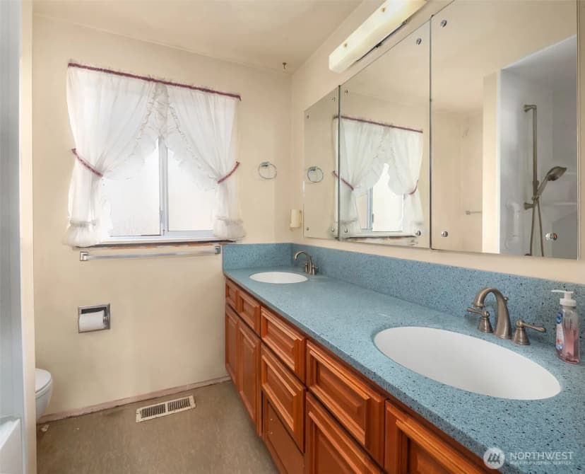 Property photo for 518 N 198th Street, Shoreline photo 19