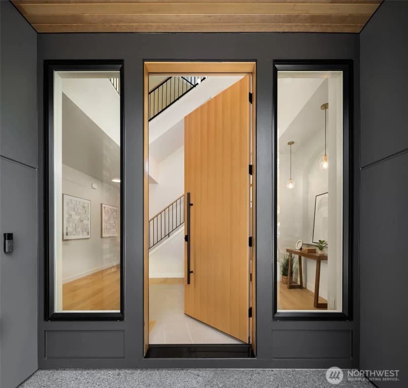 Property photo for 10217 Ne 24th Street, Bellevue photo 2