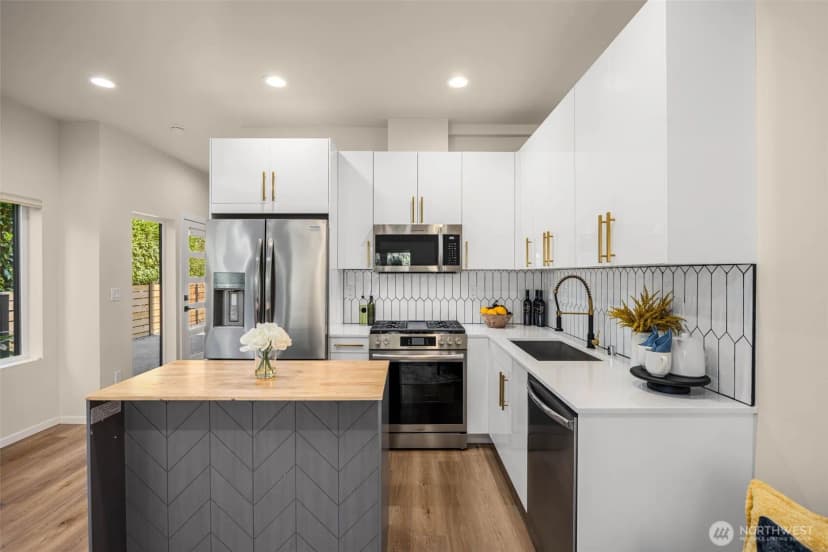 Property photo for 3828 35th Avenue W ##b, Seattle photo 10
