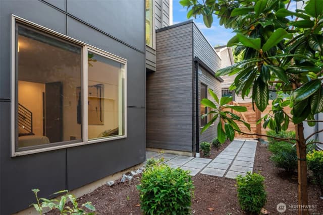 Property photo for 5634 Fauntleroy Way Sw #b, Seattle photo 4