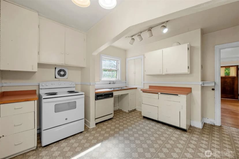 Property photo for 1718 Ne 88th Street, Seattle photo 9