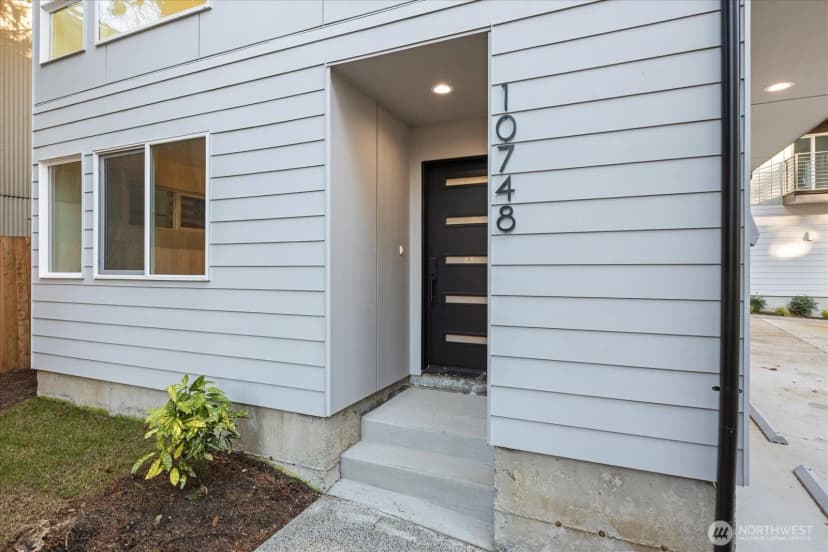 Property photo for 10748 Interlake Avenue N, Seattle photo 2