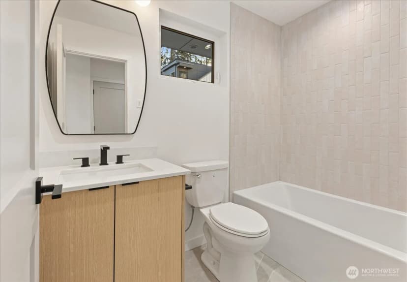 Property photo for 10748 Interlake Avenue N, Seattle photo 6