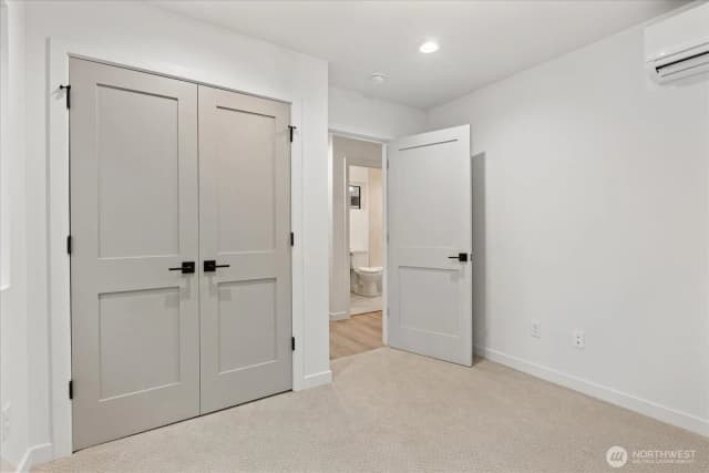 Property photo for 10748 Interlake Avenue N, Seattle photo 4