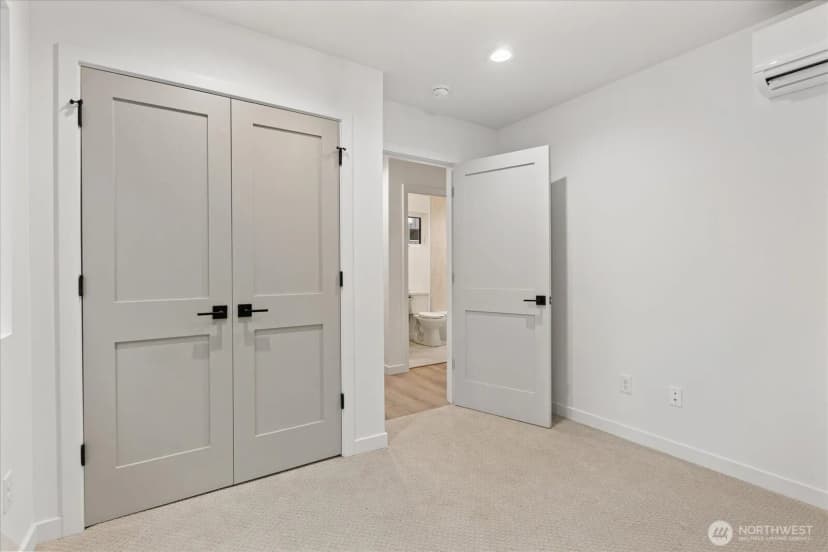 Property photo for 10748 Interlake Avenue N, Seattle photo 4