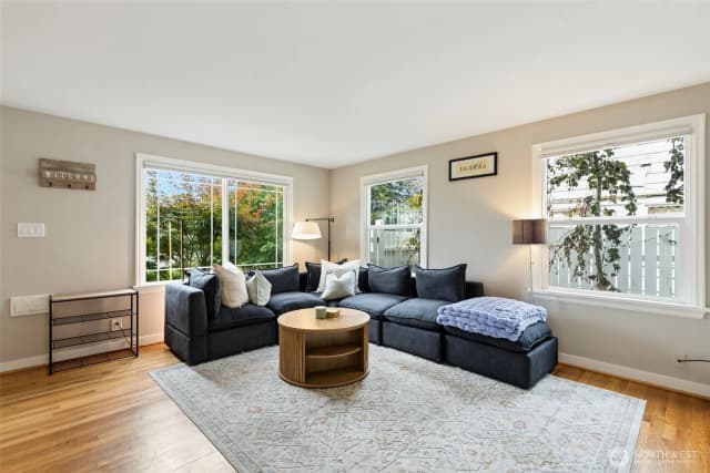 Property photo for 3008 31st Avenue W, Seattle photo 4