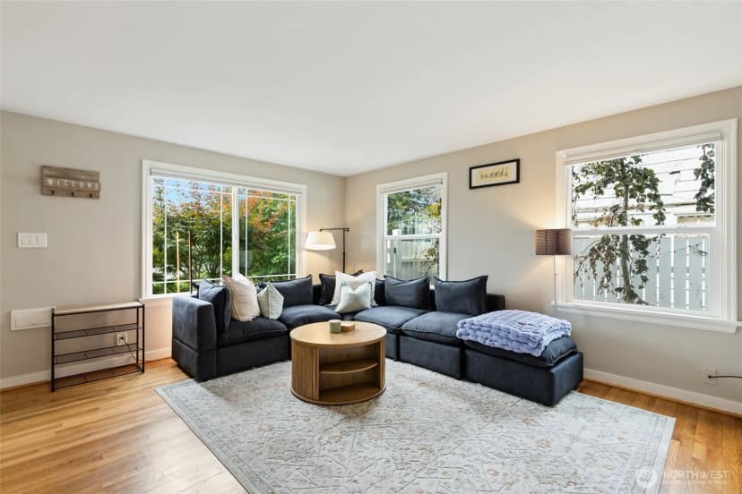 Property photo for 3008 31st Avenue W, Seattle photo 4