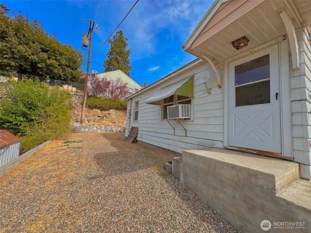 Property photo for 319 E Bartlett Avenue, Omak photo 5