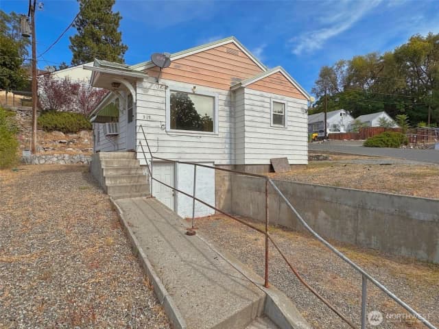 Property photo for 319 E Bartlett Avenue, Omak photo 4