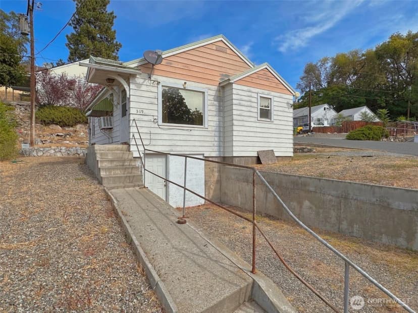 Property photo for 319 E Bartlett Avenue, Omak photo 4