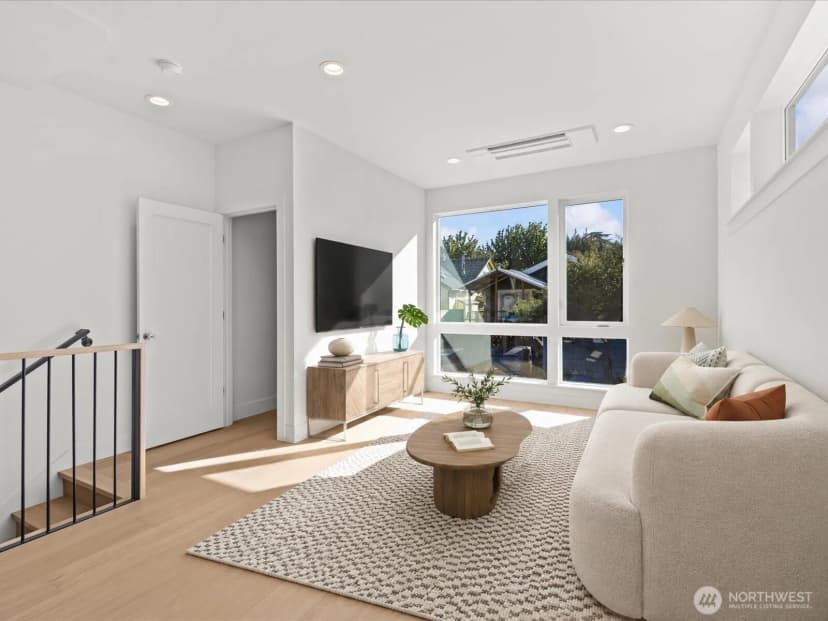 Property photo for 4328 Woodlawn Avenue N #a, Seattle photo 4