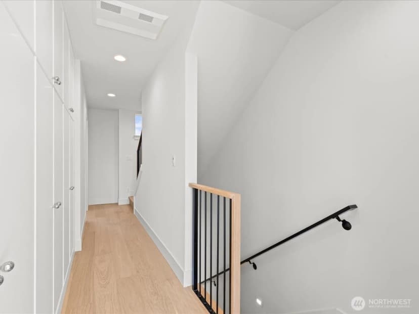 Property photo for 4328 Woodlawn Avenue N #a, Seattle photo 9