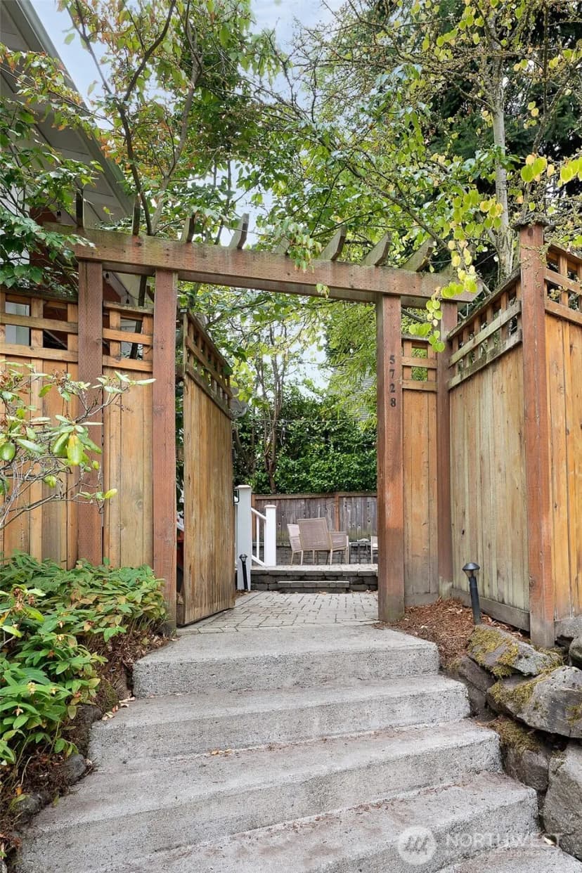Property photo for 5728 Woodlawn Avenue N, Seattle photo 2
