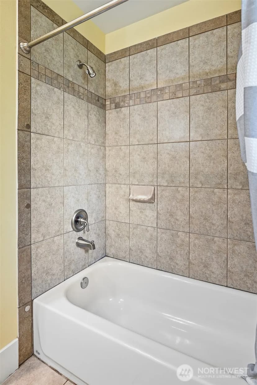 Property photo for 5728 Woodlawn Avenue N, Seattle photo 24