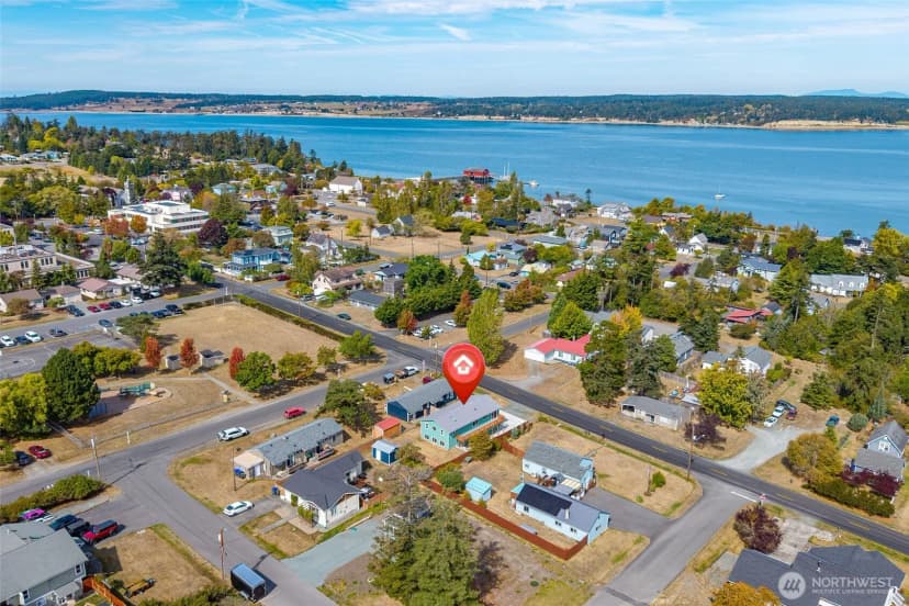 Property photo for 303 Ne 6th Street, Coupeville