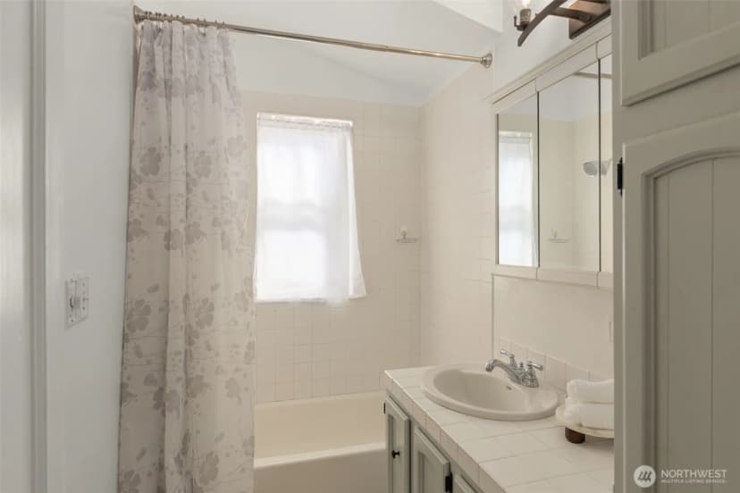 Property photo for 2106 49th Avenue Sw, Seattle photo 17