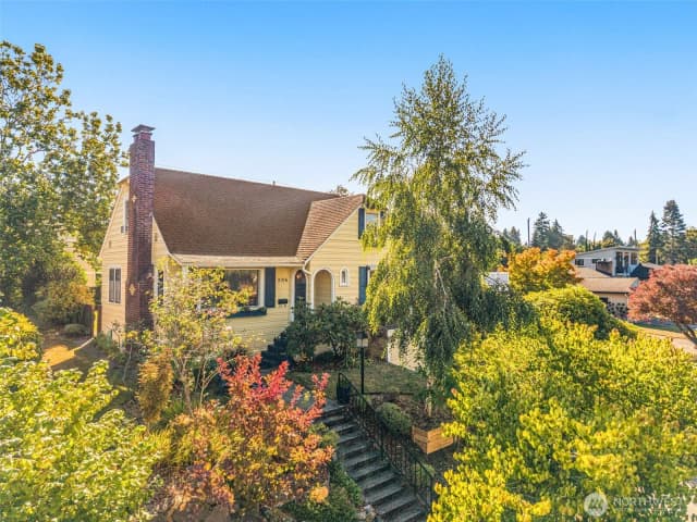 Property photo for 2106 49th Avenue Sw, Seattle photo 2